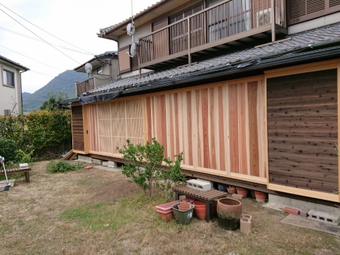 【坂出川津町店】リフォームのお家に木製雨戸を取り付けました